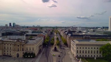 2022 yazında Berlin 'de ıhlamur ağaçlarının altındaki üniversitenin insansız hava aracı. Yukarıdan 4k SinematikName