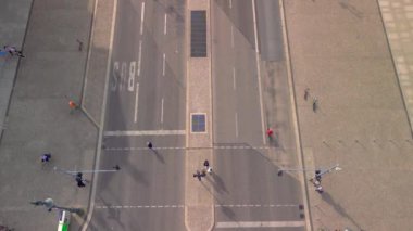 2022 yazında Berlin 'deki ıhlamur ağaçlarının altındaki üniversitenin insansız hava aracını yukarı çekin. Yukarıdan 4k SinematikName