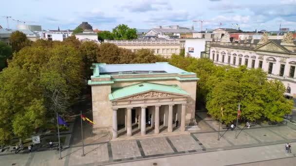 Panorama Órbita Drone Nova Guarda Universidade Sob Árvores Tília Berlim — Vídeo de Stock