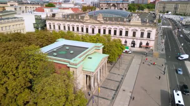 Rundumblick Gebogene Drohne Der Neuen Wache Unter Den Berliner Linden — Stockvideo