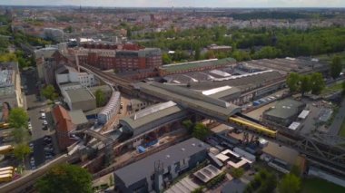 Park Gleisdreieck Berlin 'de 2022 yazında hız rampası hızlandırılmış zaman aşımı. Yukarıdan 4k SinematikName