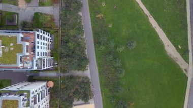 2022 yazında Berlin Park Gleisdreieck 'te saat 9: 16' da kuş bakışı drone görüldü. Yukarıdan 4k SinematikName