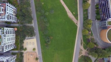 2022 yazında Berlin Park Gleisdreieck 'te saat 9: 16' da kuş bakışı drone görüldü. Yukarıdan 4k SinematikName