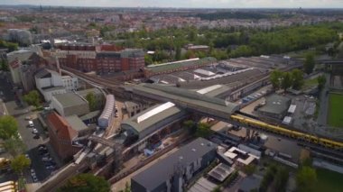 2022 yazında Berlin Park Gleisdreieck 'te insansız hava aracı. Yukarıdan 4k SinematikName