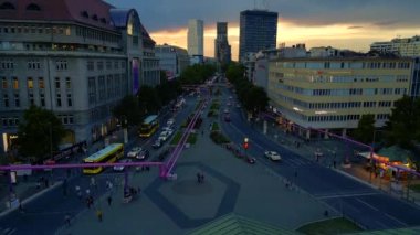 2022 yazında Kudamm Almanya 'da büyük bir alışveriş sokağının insansız hava aracı görüntüsü. 4k Sinematik