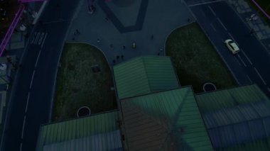 2022 yazında Kudamm Almanya 'daki eski metro istasyonunun insansız hava aracını yukarı çekin. 4k Sinematik