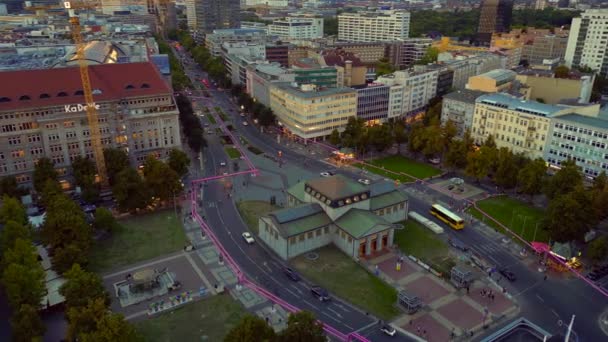 Drone Panoramica Orbita Della Vecchia Stazione Della Metropolitana Metropolitana Kudamm — Video Stock