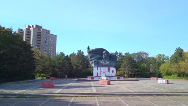 Trekken Drone Van Ernst Thaelmann Monument Berlijn Duitsland Zomerdag 2022 — Stockvideo