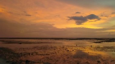 2017 yazında Gili Trawangan plajı Lombok Endonezya 'ya insansız hava aracı gönderin. Yukarıdan sinematik görünüm