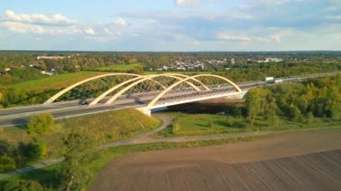 Almanya 'nın Brandenburg şehrindeki bir otoyol köprüsünün hız rampası Hiperlapse zaman atlaması 2022 yazında. 4k Sinematik