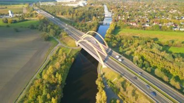 2022 yazında Brandenburg Almanya 'da Yellow Highway Köprüsü' nün panorama yörüngesindeki insansız hava aracı. 4k Sinematik