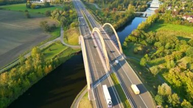 2022 yazında Brandenburg Almanya 'da Yellow Highway Köprüsü' nün panorama yörüngesindeki insansız hava aracı. 4k Sinematik