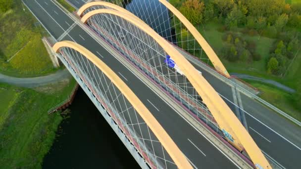 Drop Drohne Einer Gelben Autobahnbrücke Brandenburg Zur Sommergoldenen Stunde 2022 — Stockvideo