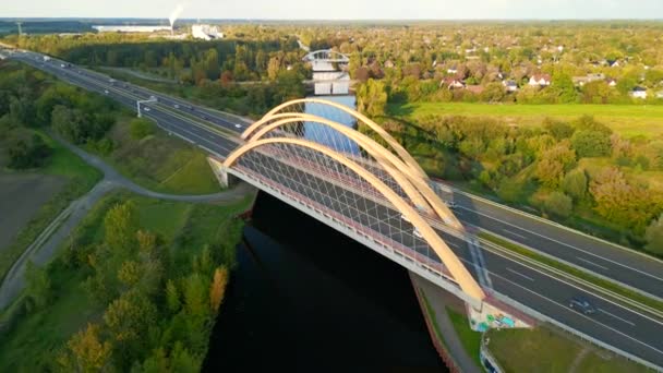 Drohne Einer Gelben Autobahnbrücke Brandenburg Zur Sommergoldenen Stunde 2022 Filmkunst — Stockvideo