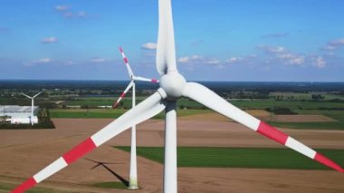 Brandenburg Almanya 'sında yaz günü, 2022' de bir rüzgar türbin tekerleğinin hızlandırılmış hız rampası. 4k Sinematik