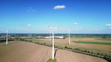 2022 yazında Brandenburg Almanya 'da bir rüzgar türbin tekerleğinin panorama genel bakış dronu. 4k Sinematik