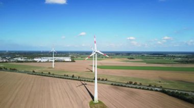 2022 yazında Brandenburg Almanya 'sında bir rüzgar türbininin hava aracının panorama yörüngesi. 4k Sinematik