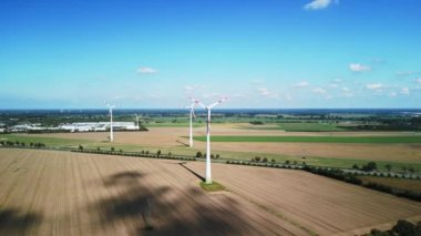 2022 yazında Brandenburg Almanya 'da bir rüzgar türbini çiftliğinin insansız hava aracı panorama genel bakış. 4k Sinematik