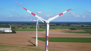 2022 yazında Brandenburg Almanya 'da bir rüzgar türbinli tekerlek çiftliğinin ters pilotsuz uçağını uçurun. 4k Sinematik