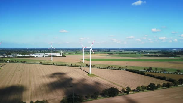スピードランプ2022年夏のドイツ ブランデンブルクのフィールドにおける風力タービンホイールの超高速モーションラプス時間経過 4Kシネマティック — ストック動画