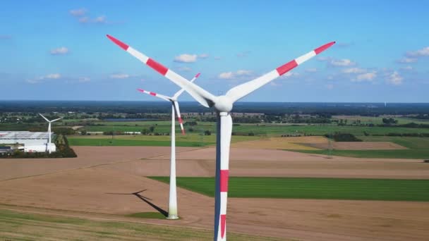 Voar Drone Reverso Uma Fazenda Rodas Turbinas Eólicas Field Brandenburg — Vídeo de Stock