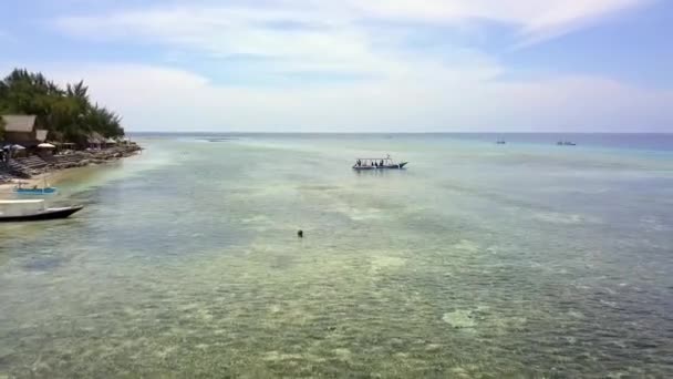 2017年夏季追击印度尼西亚吉里航空公司的无人驾驶飞机 从上面看电影 — 图库视频影像