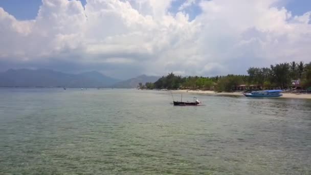 Voar Drone Reverso Gili Indonésia Verão 2017 Cinemático Cima — Vídeo de Stock