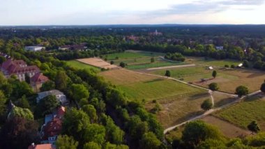 2022 yazında Domaene Dahlem Berlin 'in insansız hava aracı görüntülerini aktarın. Yukarıdan Sinematik Görünüm Turist Rehberi