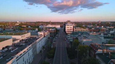 Şehir kulesi Steglitz Berlin 'in 2022 yazında hız rampası hızlandırılmış zaman aşımı. 4k Sinematik