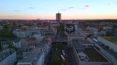 Şehir kulesi Steglitz Berlin 'in 2022 yazında hız rampası hızlandırılmış zaman aşımı. 4k Sinematik