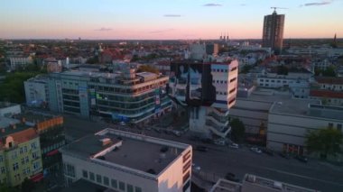 2022 yazında Steglitz Berlin Berlin şehir kulesinin panorama yörünge insansız hava aracı. 4k Sinematik