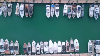 İbiza Limanı 'ndaki İbiza Adası' nda saat 9: 16 'da kuş bakışı drone görüldü. Ekim 2022 4k Sinematik