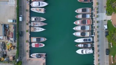 İbiza Limanı 'ndaki İbiza Adası' nda saat 9: 16 'da kuş bakışı drone görüldü. Ekim 2022 4k Sinematik