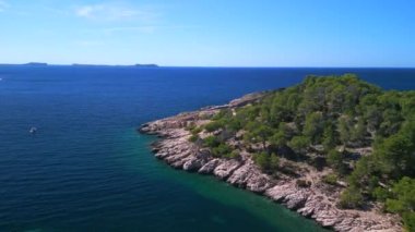 2022 yazında İbiza Cala Salada Saladeta plajının panorama yörüngesindeki insansız hava aracı. 4k Sinematik