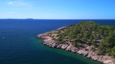 2022 yazında İbiza Cala Salada Saladeta plajında. 4k Sinematik