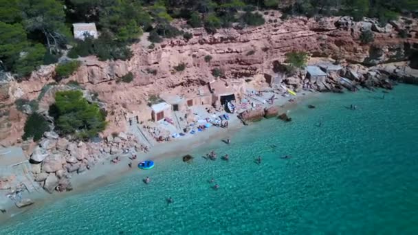2022年夏 Ibiza Cala Salada Saladeta海滩的全景轨道无人驾驶飞机 4K电影制作 — 图库视频影像