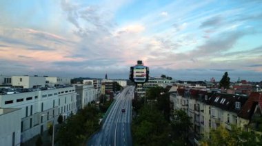 2022 'nin yağmurlu yaz gününde Berlin' in sağ insansız hava aracına doğru kayıyor. 4k Sinematik