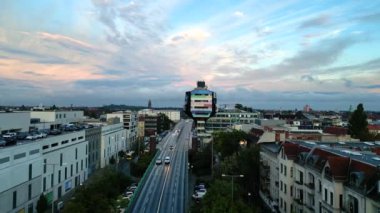 2022 'nin yağmurlu yaz gününde Berlin Steglitz' in insansız hava aracını kaldırın. 4k Sinematik