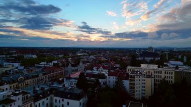 2022 'nin yağmurlu yaz gününde Berlin Steglitz' in panorama kıvrımlı dronu. 4k Sinematik