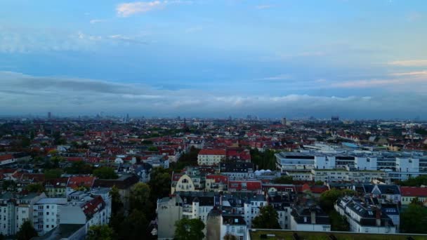 Boom Slide Para Drone Direito Berlim Steglitz Dia Chuvoso Verão — Vídeo de Stock