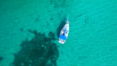 2022 yazında rüya sahili Formentera ibiza 'nın düşey 9: 16 kuş bakışı insansız hava aracı. 4k Sinematik