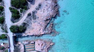 2022 yazında rüya sahili Formentera ibiza 'nın düşey 9: 16 kuş bakışı insansız hava aracı. 4k Sinematik