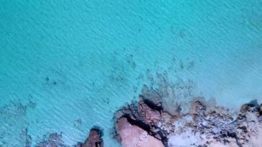 2022 yazında rüya sahili Formentera ibiza 'nın düşey 9: 16 kuş bakışı insansız hava aracı. 4k Sinematik