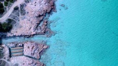 2022 yazında rüya sahili Formentera ibiza 'nın düşey 9: 16 kuş bakışı insansız hava aracı. 4k Sinematik