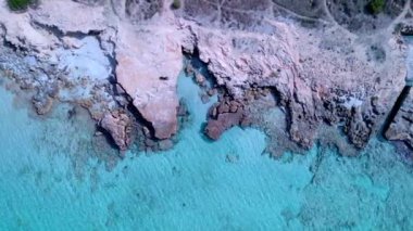 2022 yazında rüya sahili Formentera ibiza 'nın düşey 9: 16 kuş bakışı insansız hava aracı. 4k Sinematik