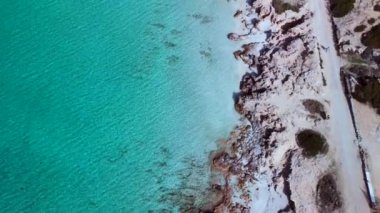 2022 yazında rüya kumsalı Formentera ibiza 'nın insansız hava aracını yukarı kaldır. 4k Sinematik