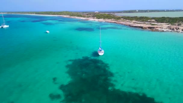 全景轨道无人机在梦想海滩Formentera Ibiza在2022年夏天 4K电影制作 — 图库视频影像