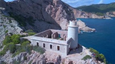 2022 yazında İbiza Faro de Punta Grossa 'nın insansız hava aracını kaldırın. 4k Sinematik