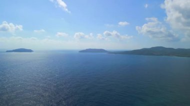 2022 yazında ibiza Faro de Punta Grossa 'da sağdaki drona dönüş. 4k Sinematik