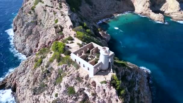 2022年夏 Ibiza Faro Punta Grossa的全景俯冲无人驾驶飞机 4K电影制作 — 图库视频影像